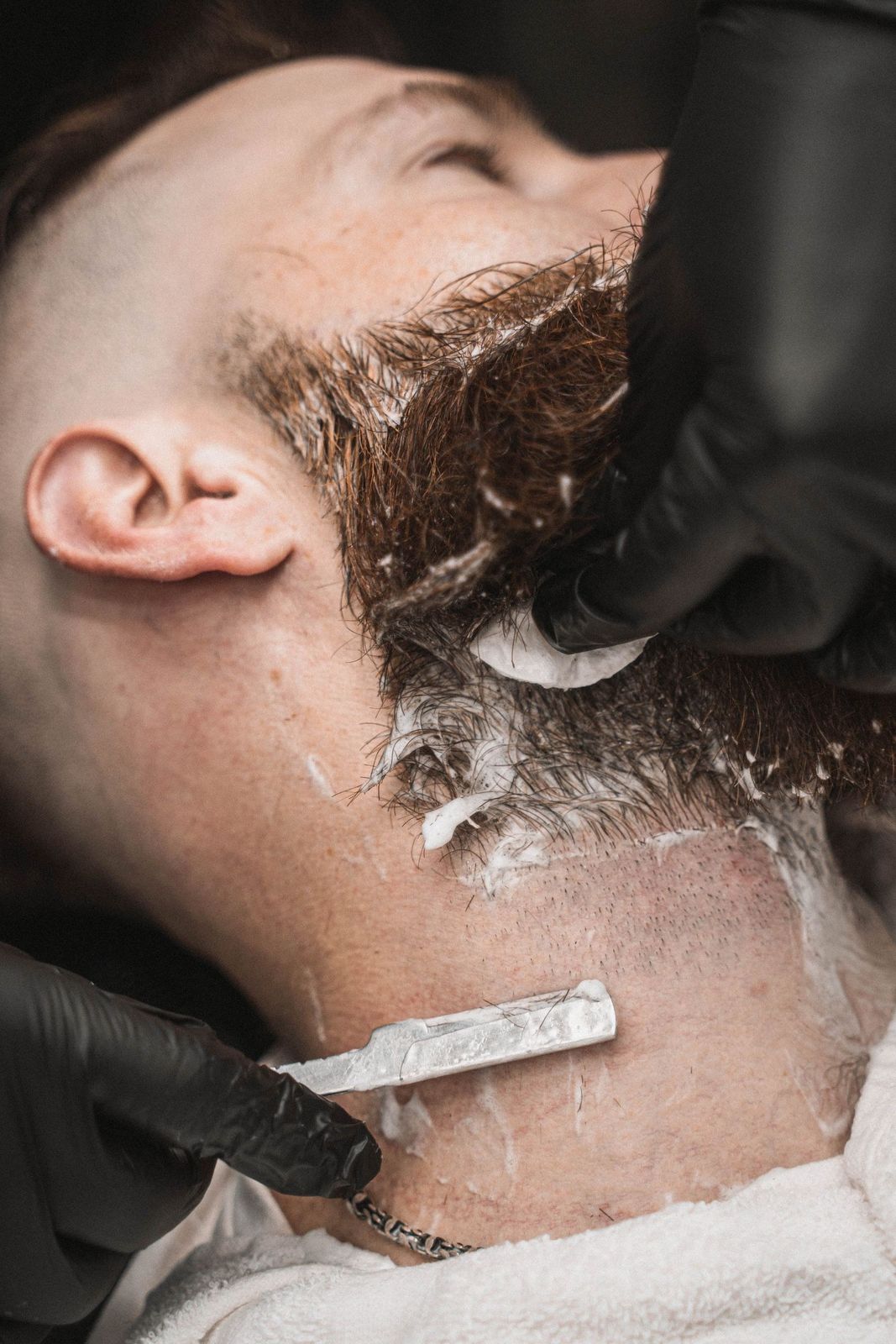 Navalha e espuma no acabamento da barba