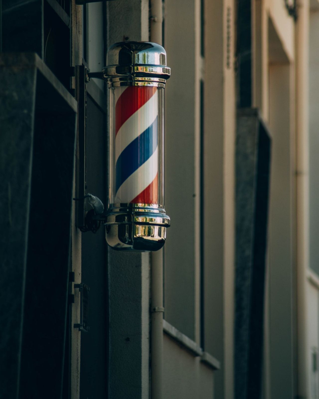 Poste de barbearia na fachada